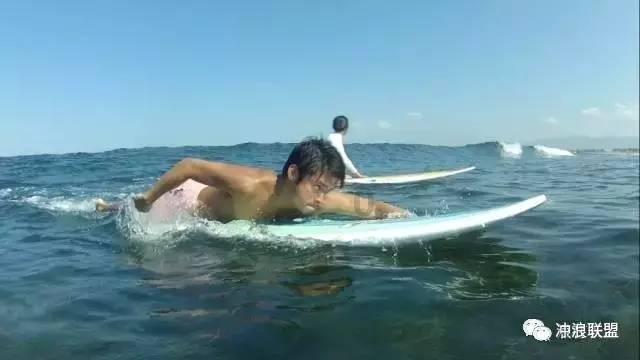 浇花的漂亮女孩